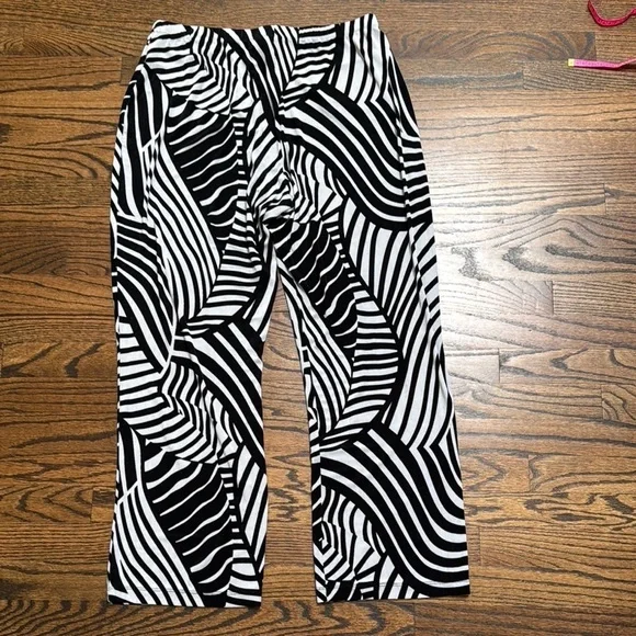 Chico's Travelers Black and Light Gray Wide Leg Pants size L-XL (2) - Picture 4 of 4